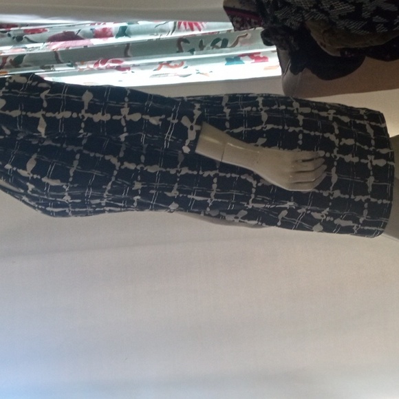 Express Design Black and White Large Fenced-Splat Pattern Size 12 Button up - Picture 6 of 6